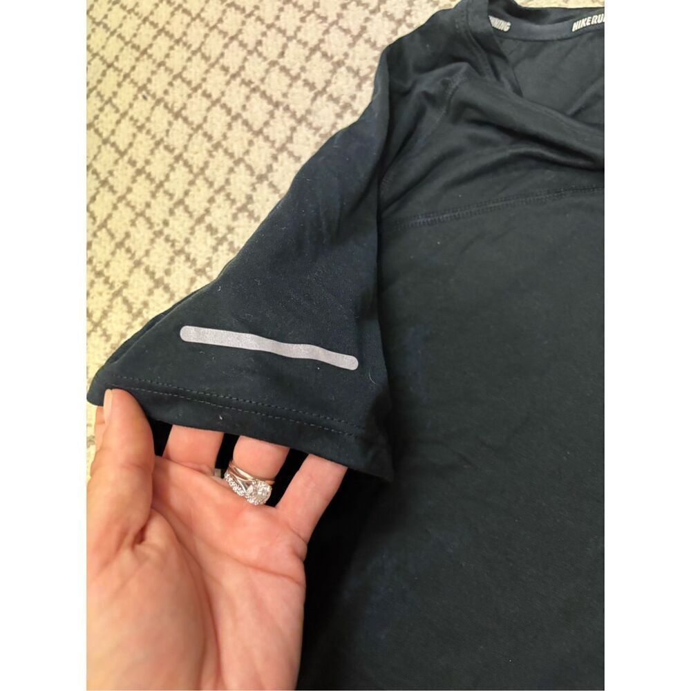 Nike running women’s DriFit tee size medium - Picture 4 of 4